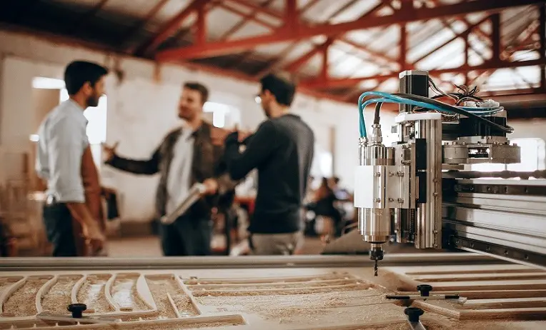 الفصل التعسفي في العقد محدد المدة والغير محدد