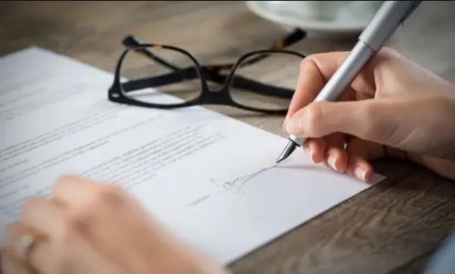 متى يصبح عقد العمل غير محدد المدة