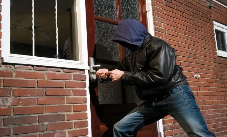 انتهاك حرمة منزل