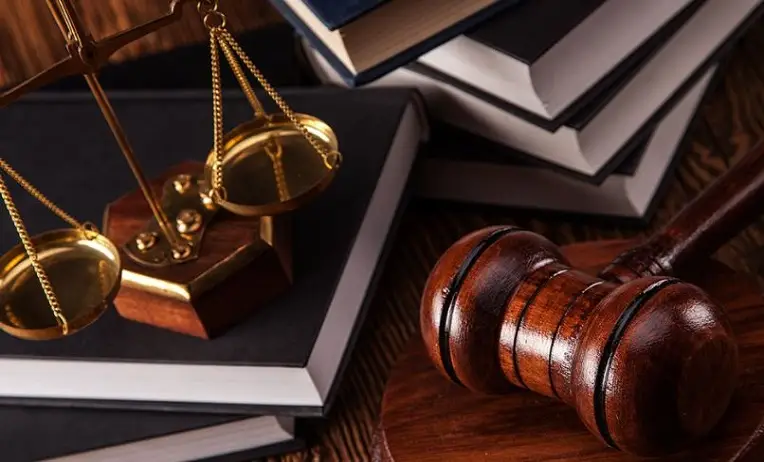 الدعاوى اليسيرة في نظام المحاكم التجارية: إجراءاتها وأنواعها بالسعودية 1445